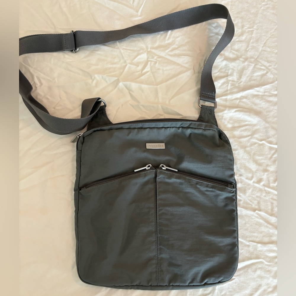 Baggalini gray crossbody purse